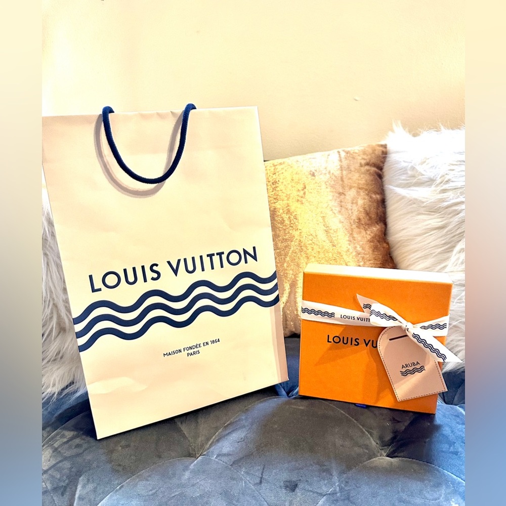 Louis Vuitton Limited Edition Bag & Ribbon with rare Aruba luggage tag